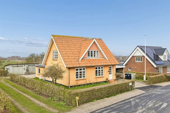 Ugebjergvej 15 og 1 anden boliger er kommet til salg denne uge i Nordborg - se boligerne her.