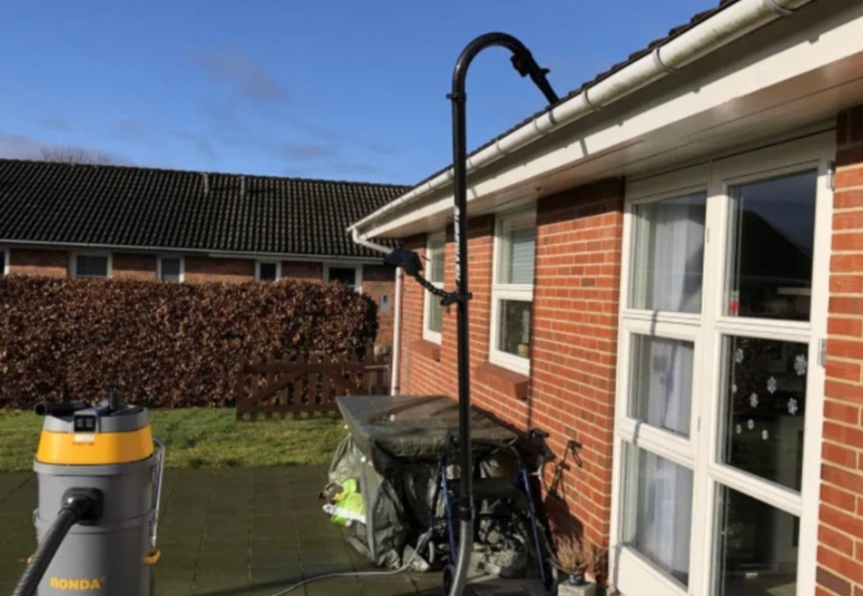 DJ Vask og Polering tilbyder rensning af tagrenden til kun 15 kr. pr. meter hele juli måned