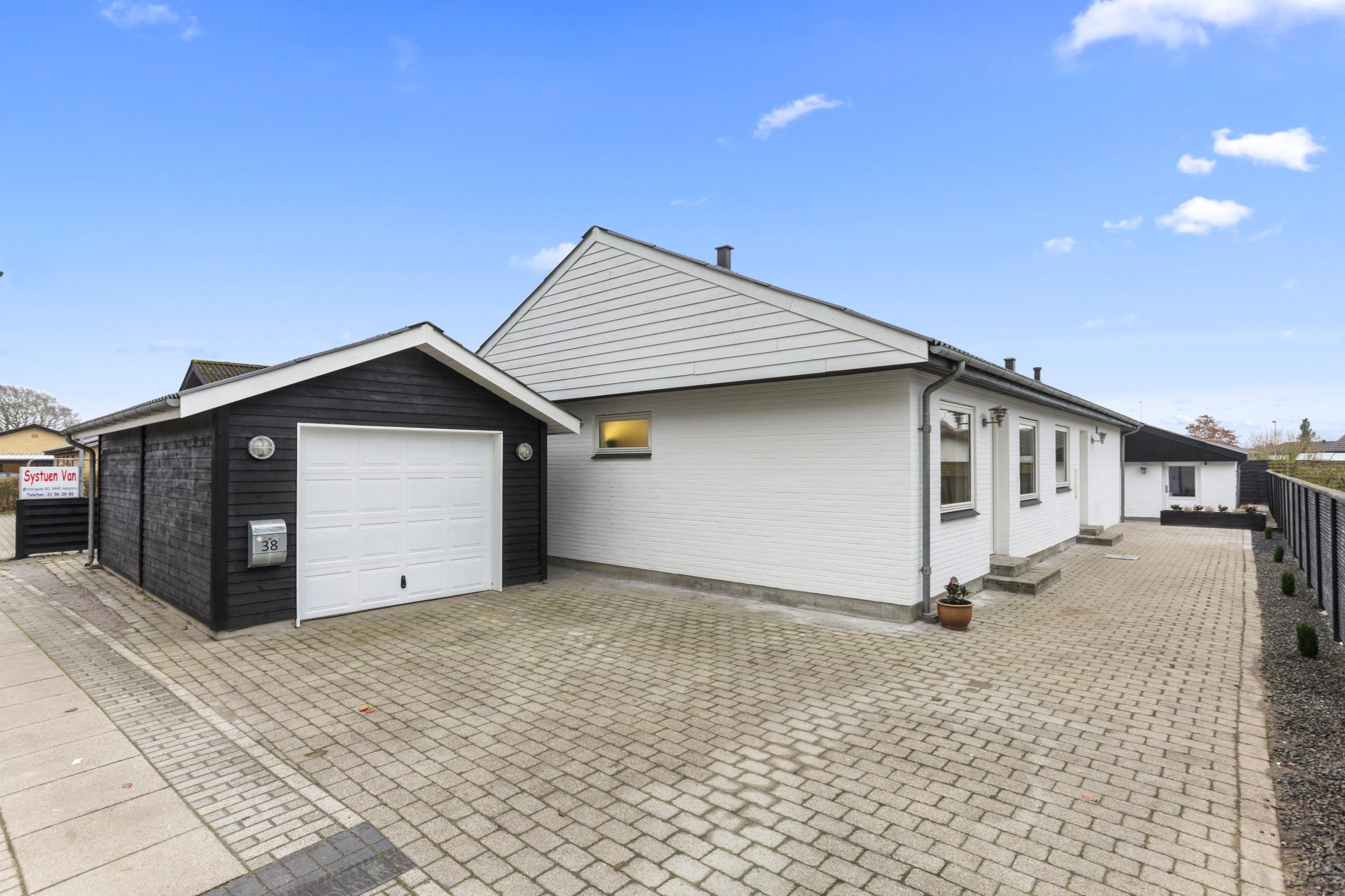 Indflytningsklar etplansvilla med fem værelser centralt i Aabybro