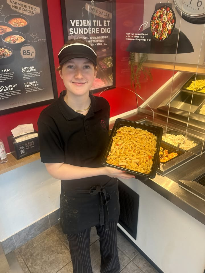 Kylling & Co Holstebro inviterer til lækre salatvarianter og rød pasta i salatbaren