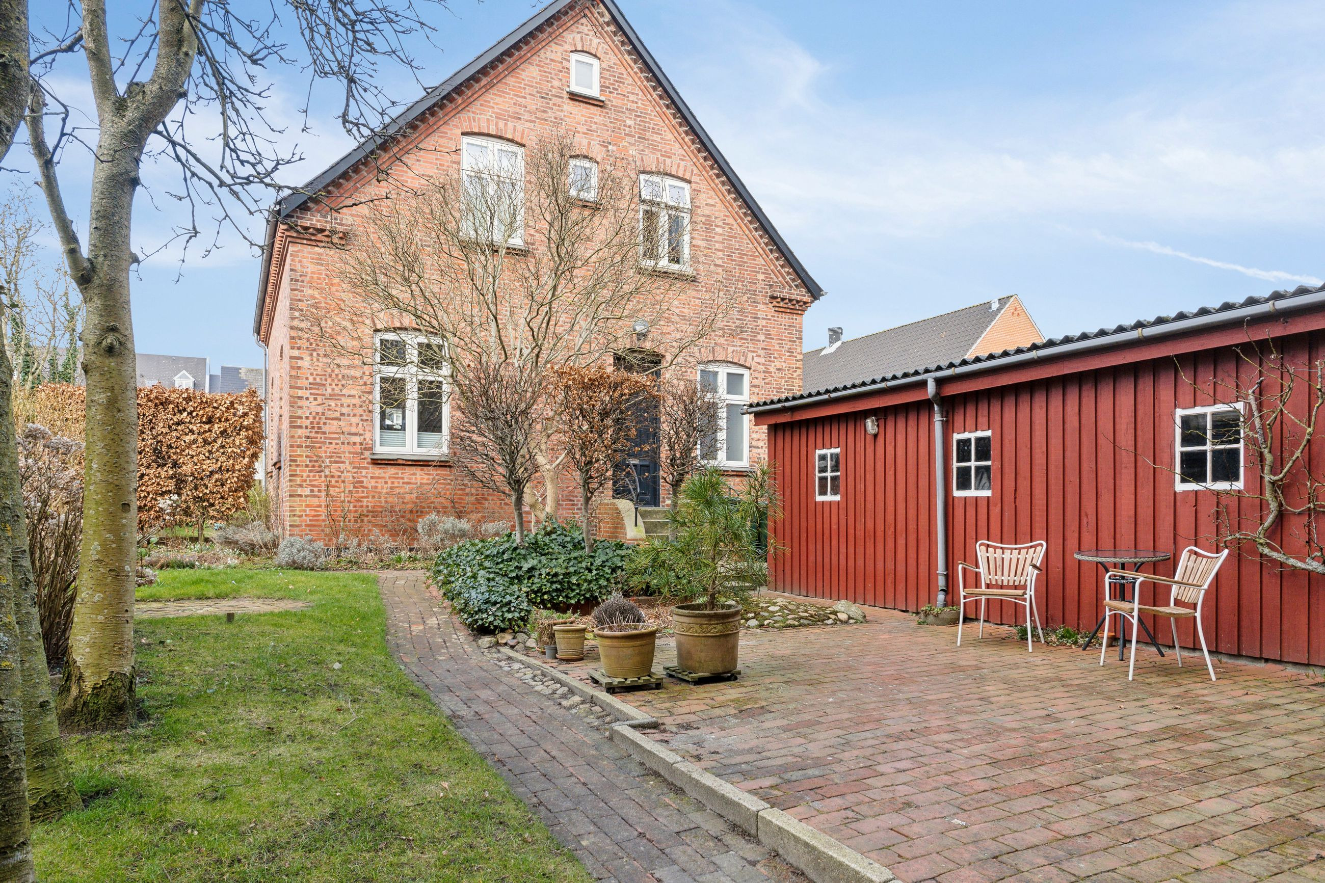 Fritliggende andelsbolig i Esbjerg indre by på 126 m2 i 3 etager, med egen solrig træterrasse, i særdeles veldrevet Andelsboligforening