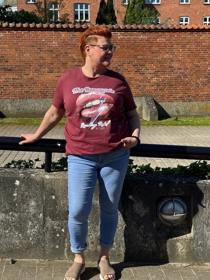 Only Curves præsenterer nye t-shirts fra Only Carmakoma til 179,95 kr