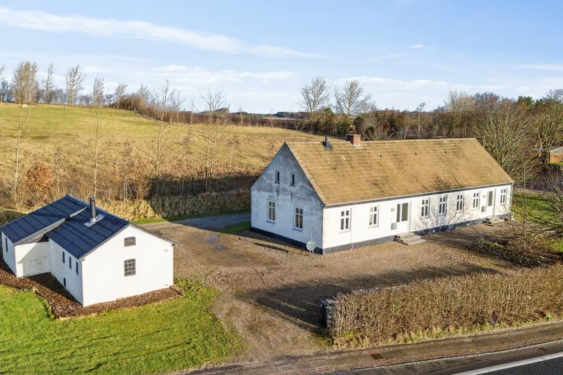 BoligOne Mogens Kragh I/S præsenterer 2-familieejendom i Linde med to udlejede lejligheder til 775.000 kr.