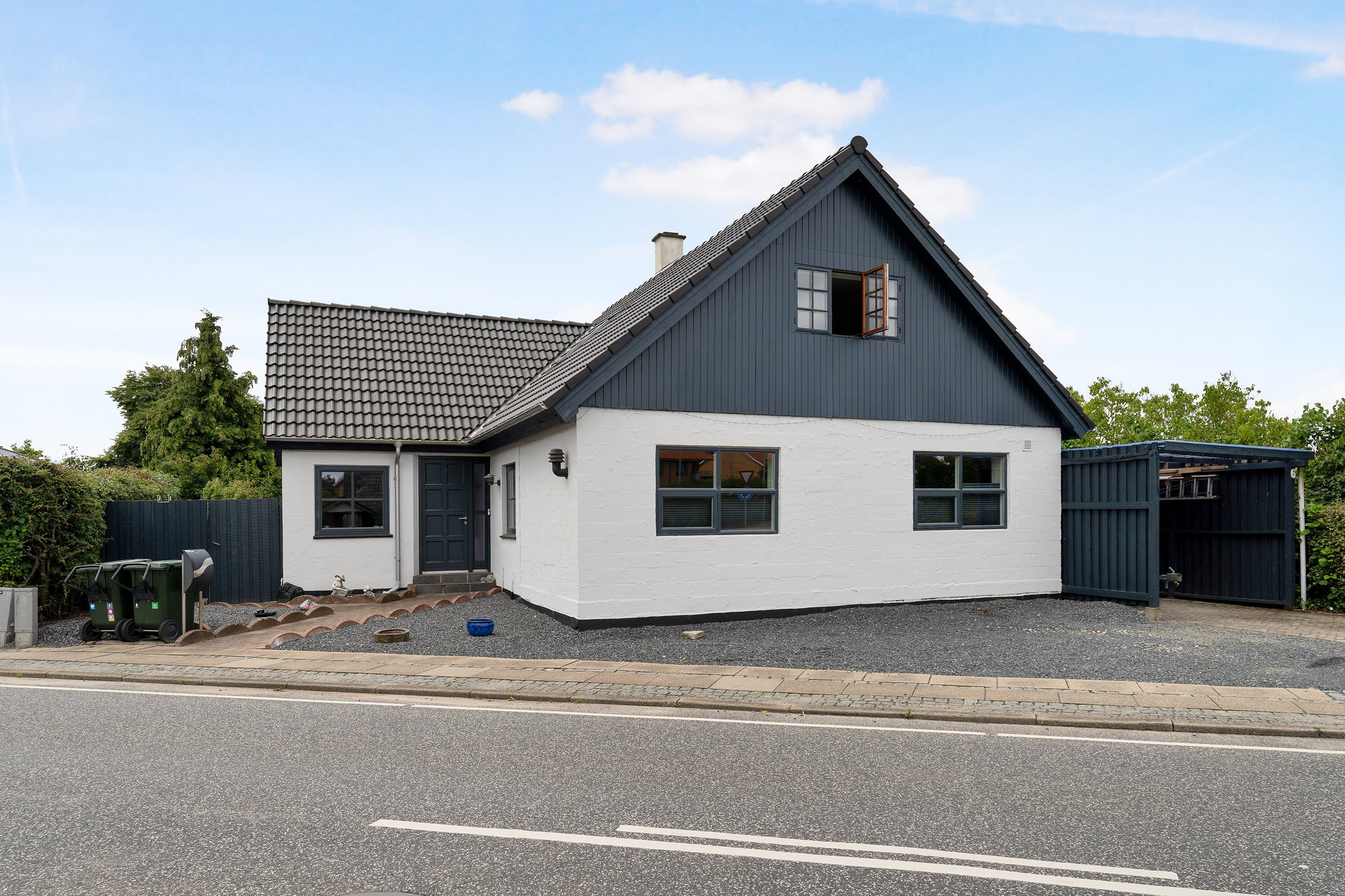 Unik bolig til salg i Løsning med skøn have og lave ejerudgifter