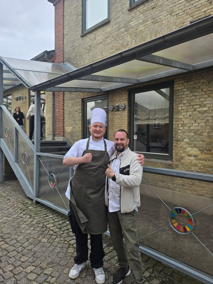 Café Tidslös fejrer Maliks svendebrev som faglært gastronom