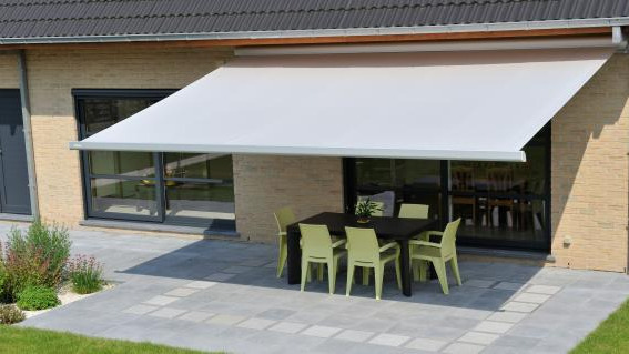 Sådan kan en markise hjælpe med at kontrollere solens stråler og varme i dit hjem