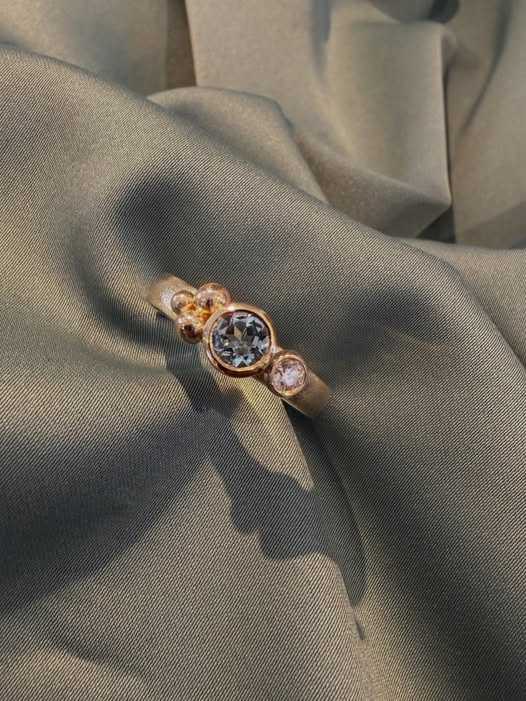 Guldsmed Lütken laver ring af gamle guldsmykker med diamant og blå topas