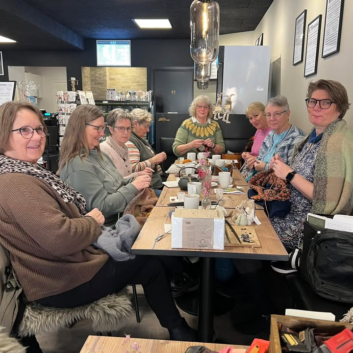 Chokolet Bon Bonnieren inviterer til strikke/hæklecafé i morgen