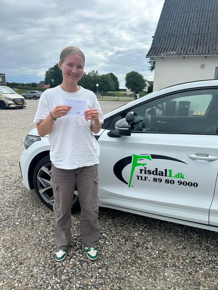 Frisdal Køreskole I/S fejrer Nikolines succes og ønsket om god vind i Søværnet