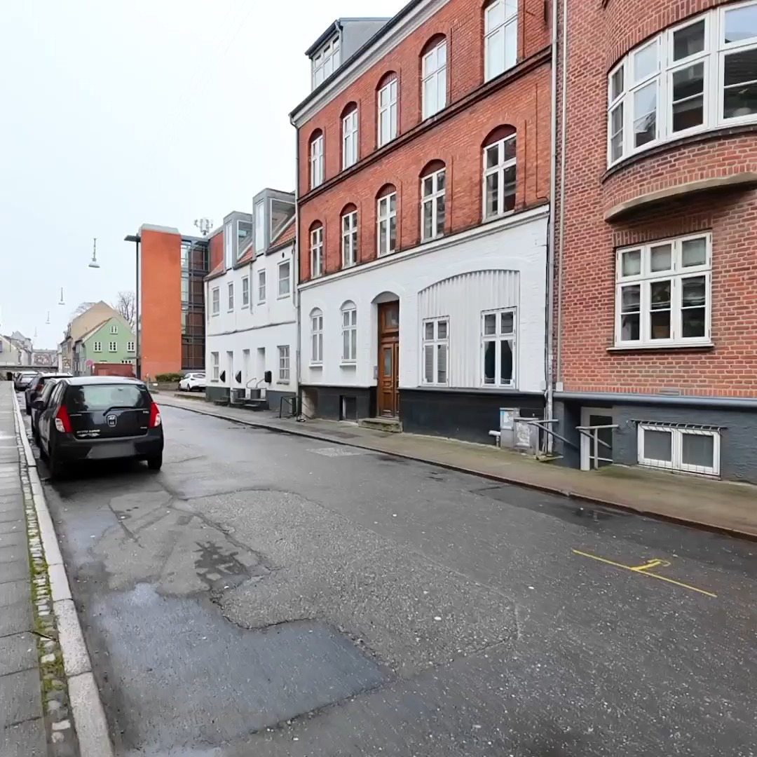 Mæglerhuset Aalborg præsenterer hyggelig bylejlighed med sydvendt altan i Aalborg centrum