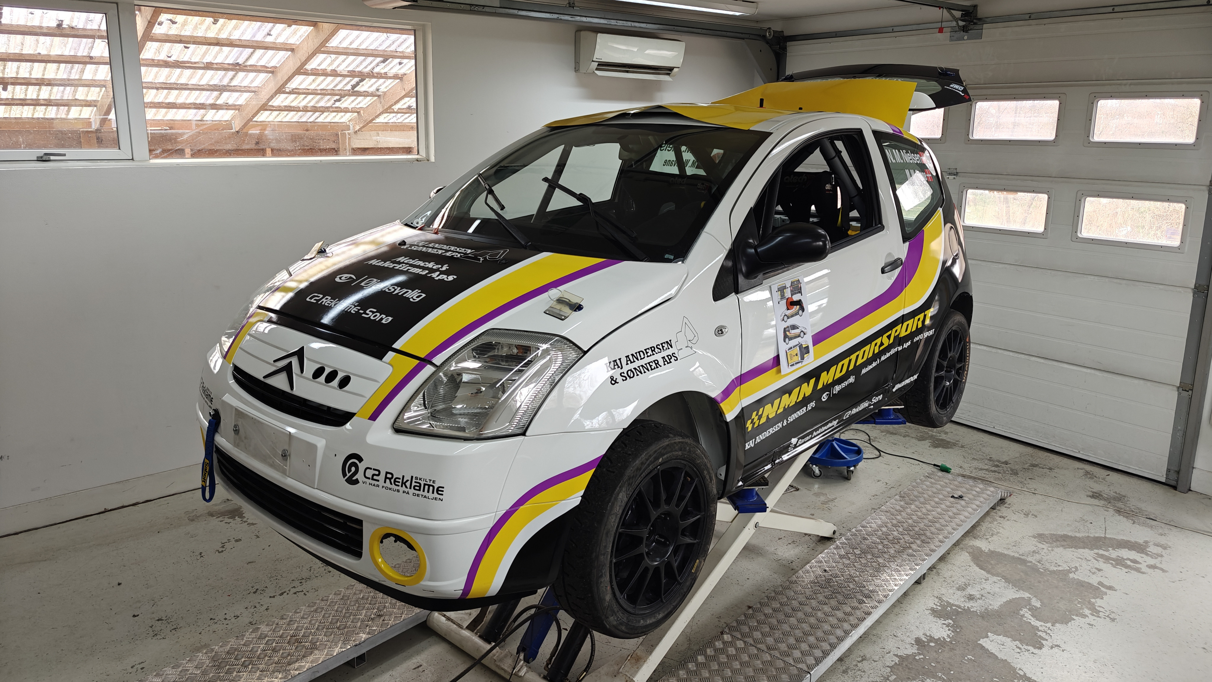 C2 Reklame sikrer spektakulær start på rallysæsonen med nye bilindpakninger