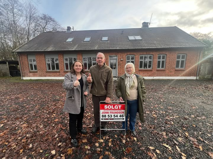 John Frandsen Herning sælger hus på Odinsgaardsvej 1 og hjælper kunder videre