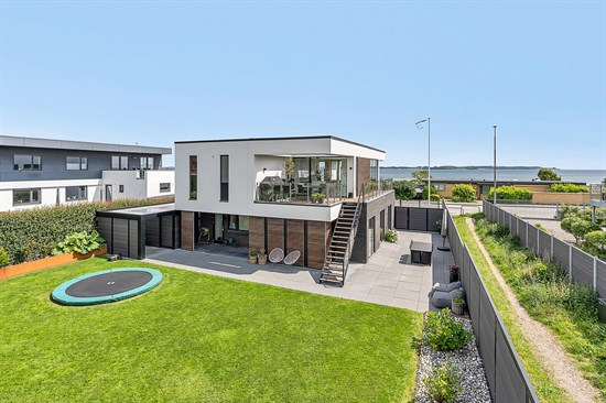 Egå Strandvej 105 og 1 anden boliger er kommet til salg denne uge i Egå - se boligerne her.