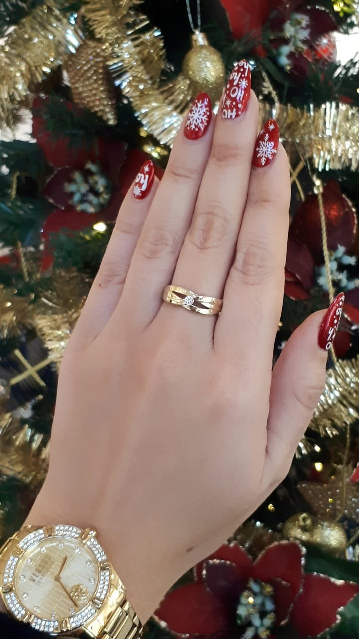 Smykkedesigner Helga Winther præsenterer årets julegaveidé: 8kt guld ring til 3895 kr.