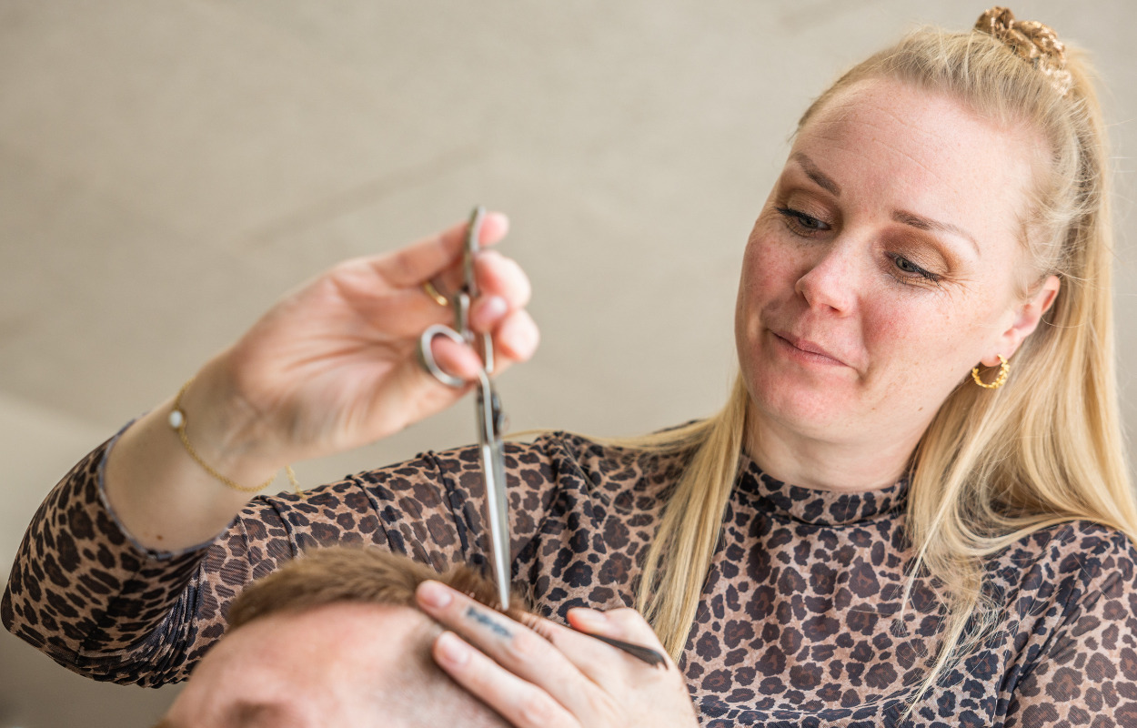 Tenna elsker hverdagen i hendes nye salon: “Dejligt at blive bekræftet i, at jeg har tilført værdi til byen“