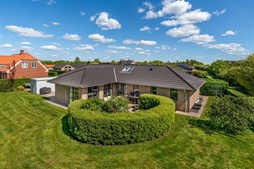 Moderne villa med perfekt indretning og ugeneret grund i børnevenligt kvarter