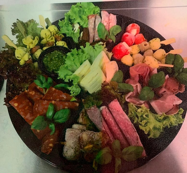 Spar Fårup tilbyder lækker tapas platte for to til tre personer til kun 149,95 kr.