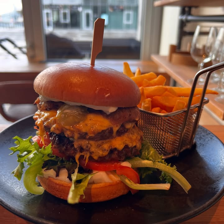 Café Bryggen præsenterer: Dobbelt cheeseburger med ekstra smagoplevelse
