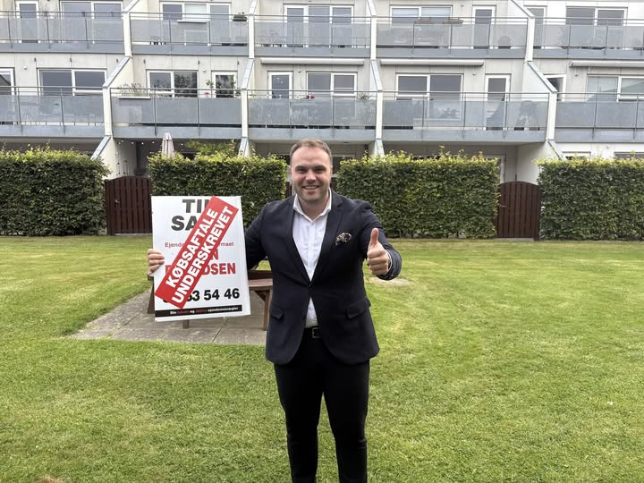 John Frandsen Herning underskriver købsaftale på andelsbolig i Dalgasgade 32C