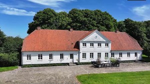 Ejendomsmæglerfirmaet Thomas Risager A/S tilbyder idyllisk landejendom med mulighed for hestehold nær Bindslev