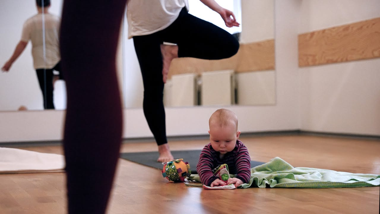 Barselsyoga hos Fokus Folkeoplysning: et pusterum for dig og din baby