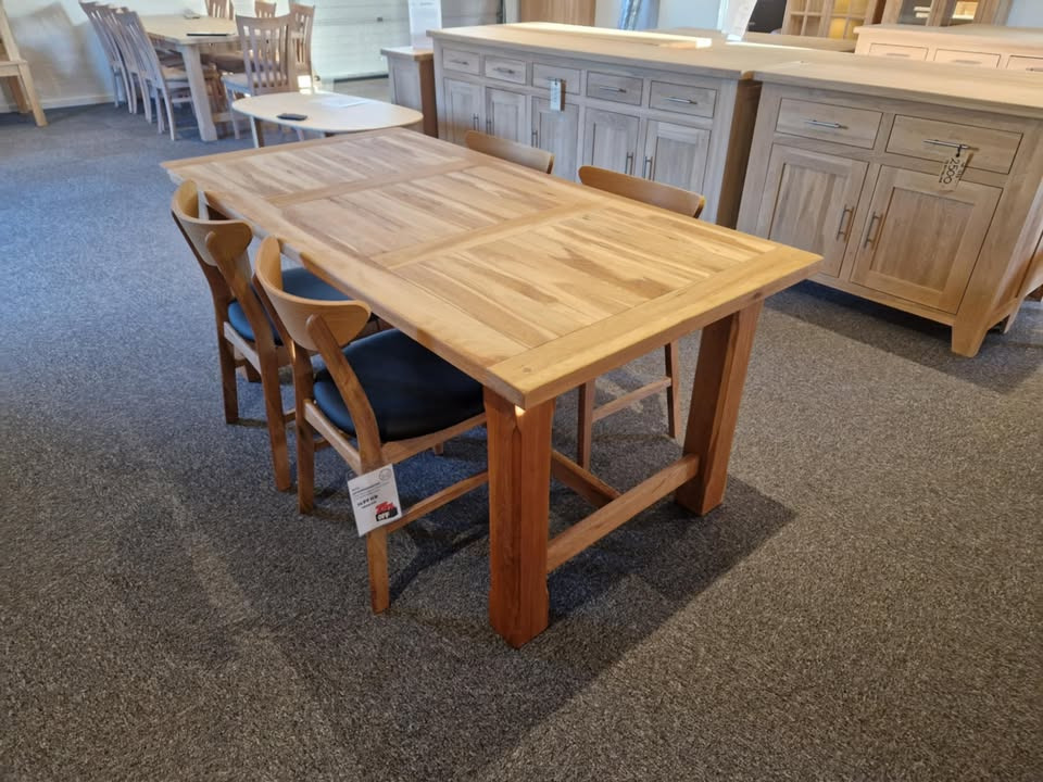 Nye stole og brugt spisebord hos Hovelind Møbler for 8999 kr
