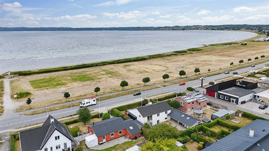Ndr. Strandvej 38 og 5 andre boliger er kommet til salg denne uge i Ebeltoft - se boligerne her.
