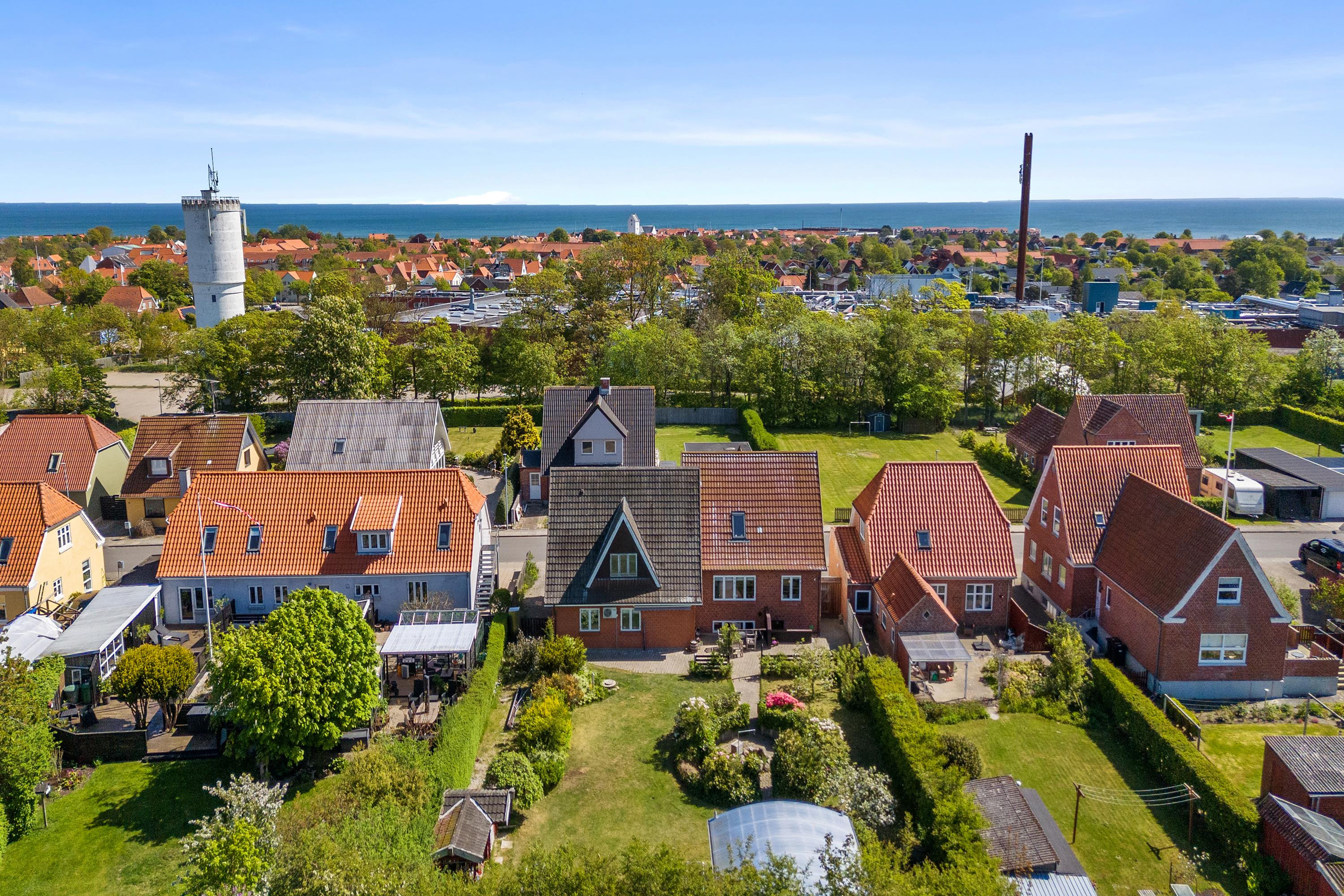 Flot renoveret villa med klassisk charme i hjertet af Sæby