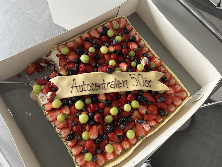 Autocentralen Viborg fejrer 50 års jubilæum med kage og entusiasme