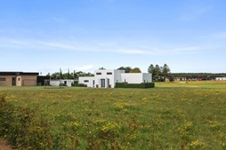 Mæglerhuset Brønderslev præsenterer arkitekttegnet funkisvilla med naturskøn udsigt