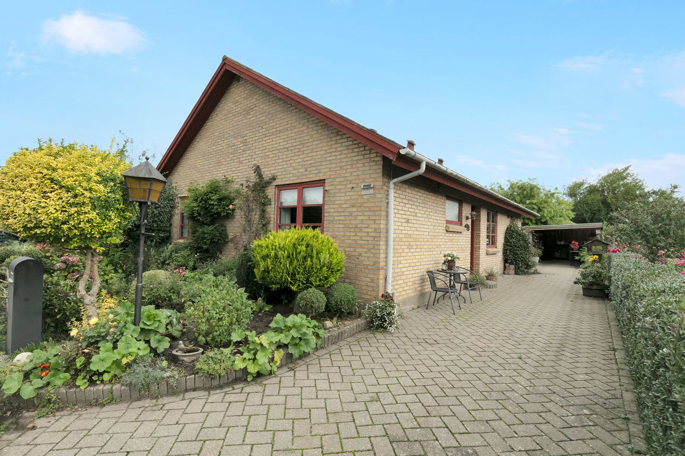 Lupinvej 3, 6705 Esbjerg Ø Velholdt 1 plans villa på 104 m2, med 2 børneværelser samt tilhørende carport