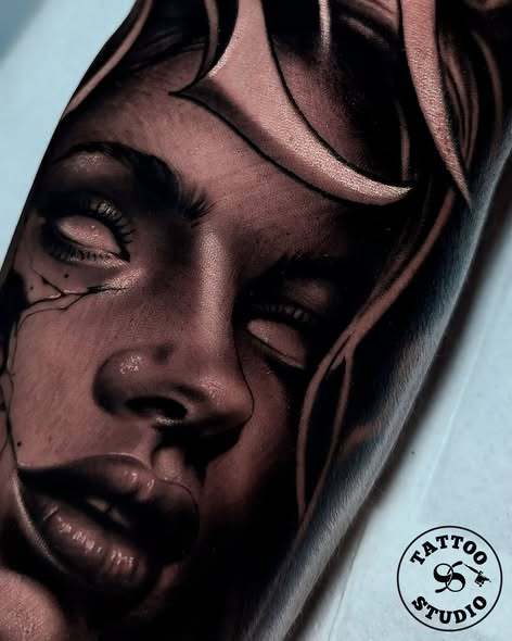 Tattoo Studio 96 Aarhus viser black & grey realisme af Alejandro