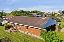Familievilla med skøn have på attraktiv adresse i Storvorde fra ejendomsmæglerne Hansen & Thoft