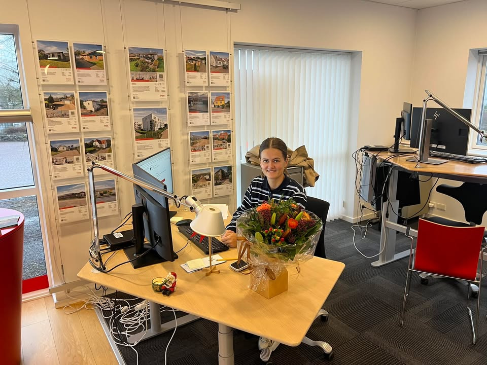 Home Hjørring byder ny medarbejder velkommen til kontoret