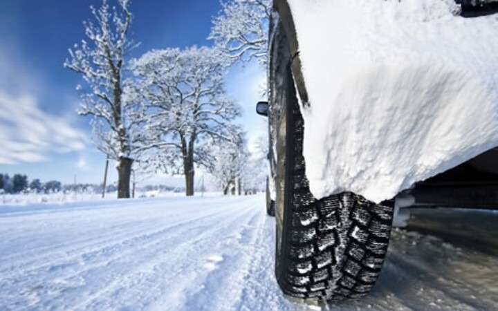 TST Biler opfordrer til tidligt skift til vinterdæk for sikker kørsel