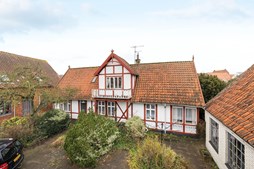 Charmerende bindingsværk med stor have centralt Løgstør by