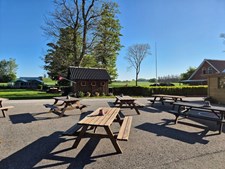 Årets første salg af jordbær og kartofler starter på fredag før pinse på Jordbærgården i Sæby