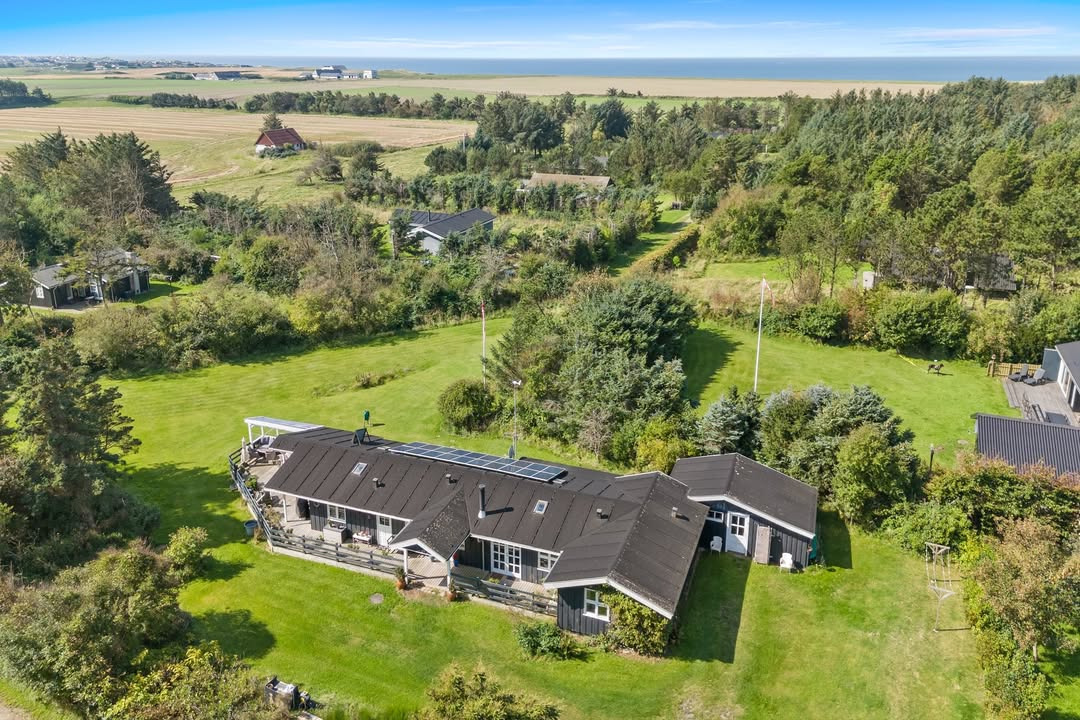 Mæglerhuset Vestkysten I/S tilbyder nedsat pris på indbydende sommerhus i Nørre Lyngby