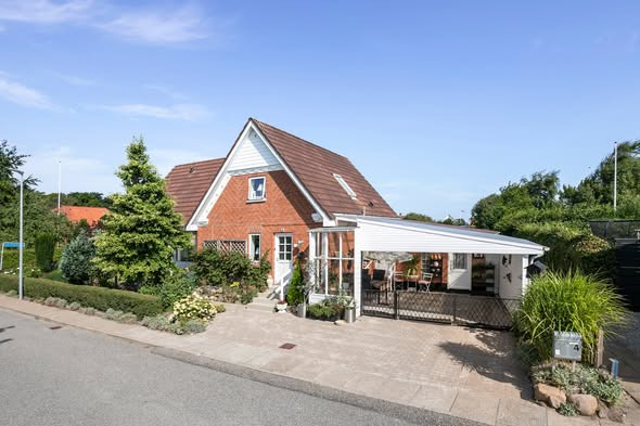 Velholdt villa i Løgstør med skøn have fra Mæglerhuset Asger Larsen