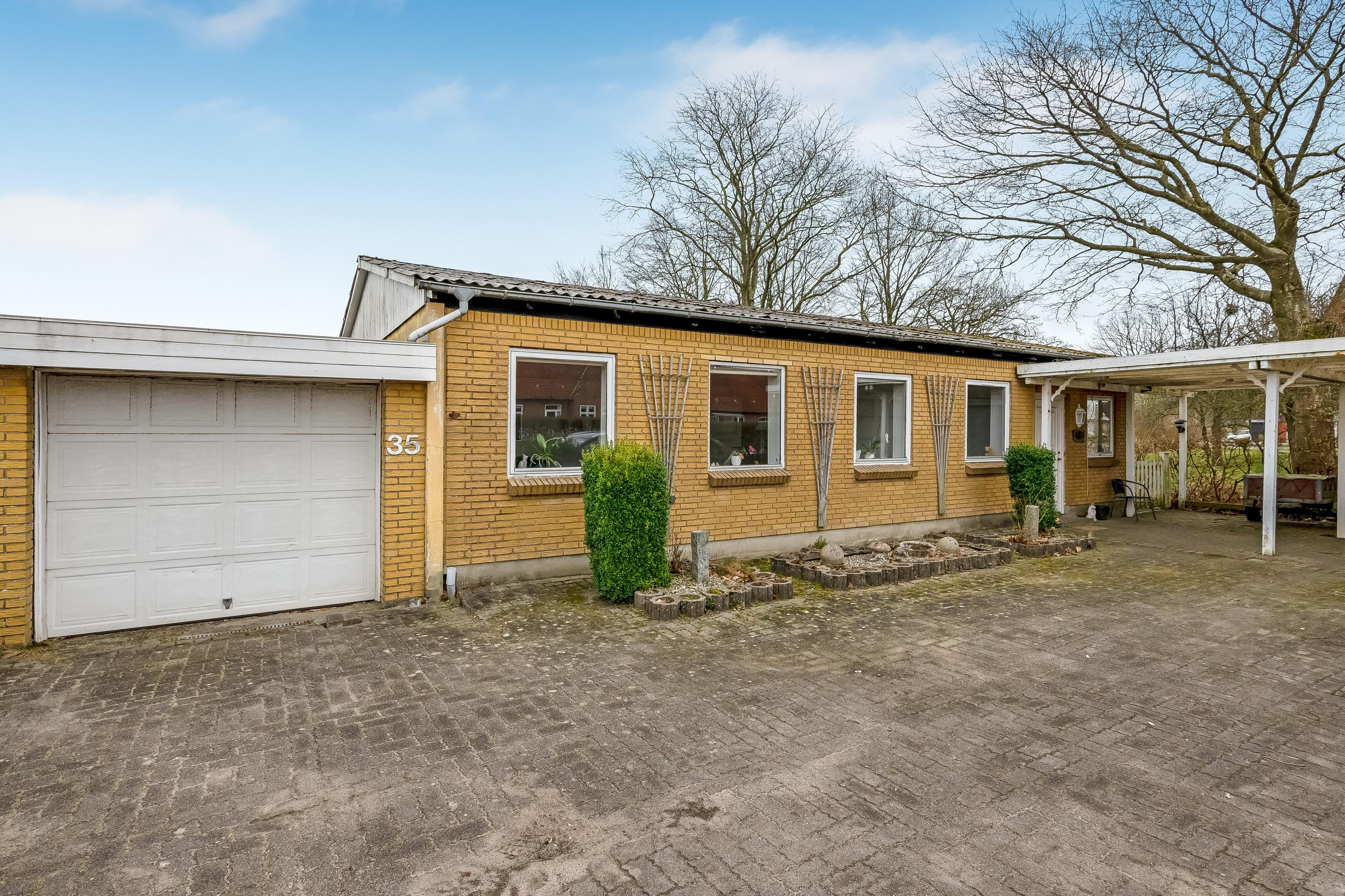 Villa i Lind med stort potentiale og central beliggenhed