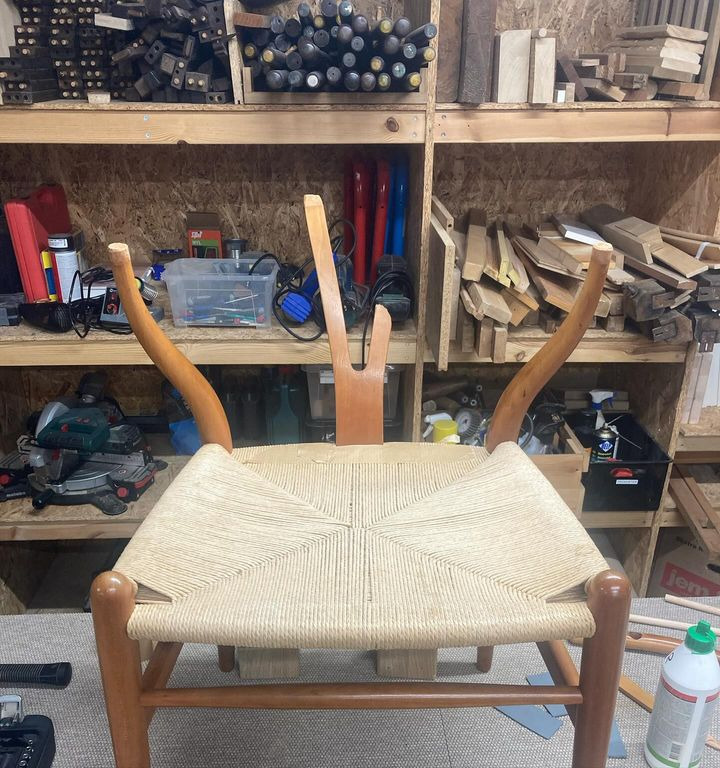 Den danske stol: Wegners Y-stol i kirsebær trænger til kærlig hånd efter 30 år