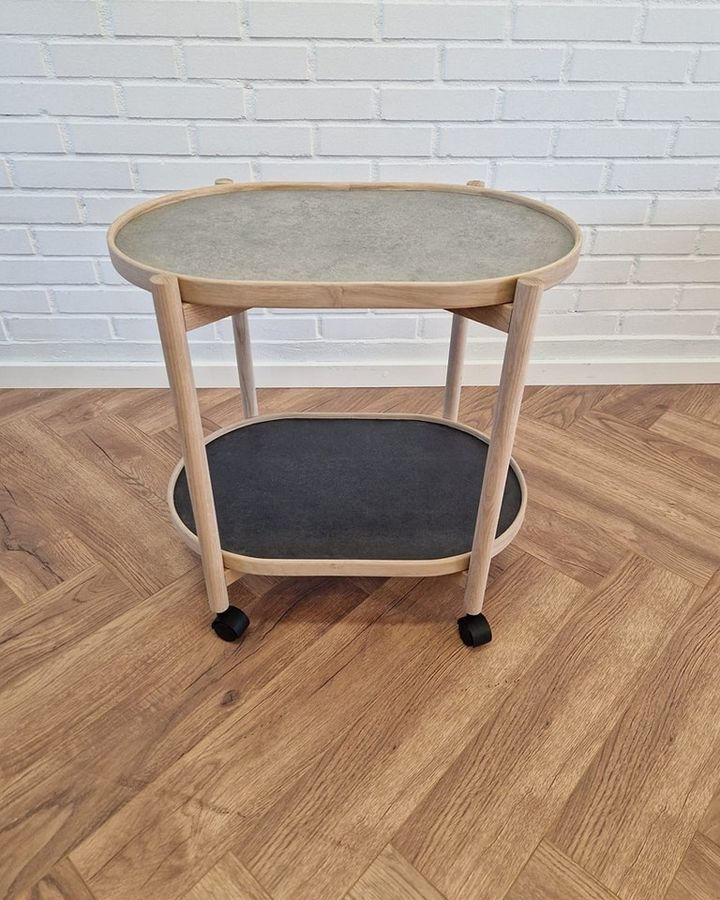 Hovelind Møbler præsenterer multifunktionelt bakkebord på hjul i flere varianter