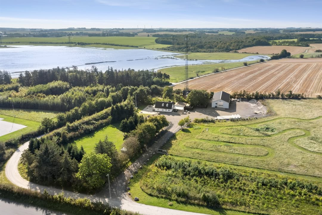 Ny pris på Hæsumvej 69: Perfekt ejendom til bolig og erhverv i naturskønne omgivelser 