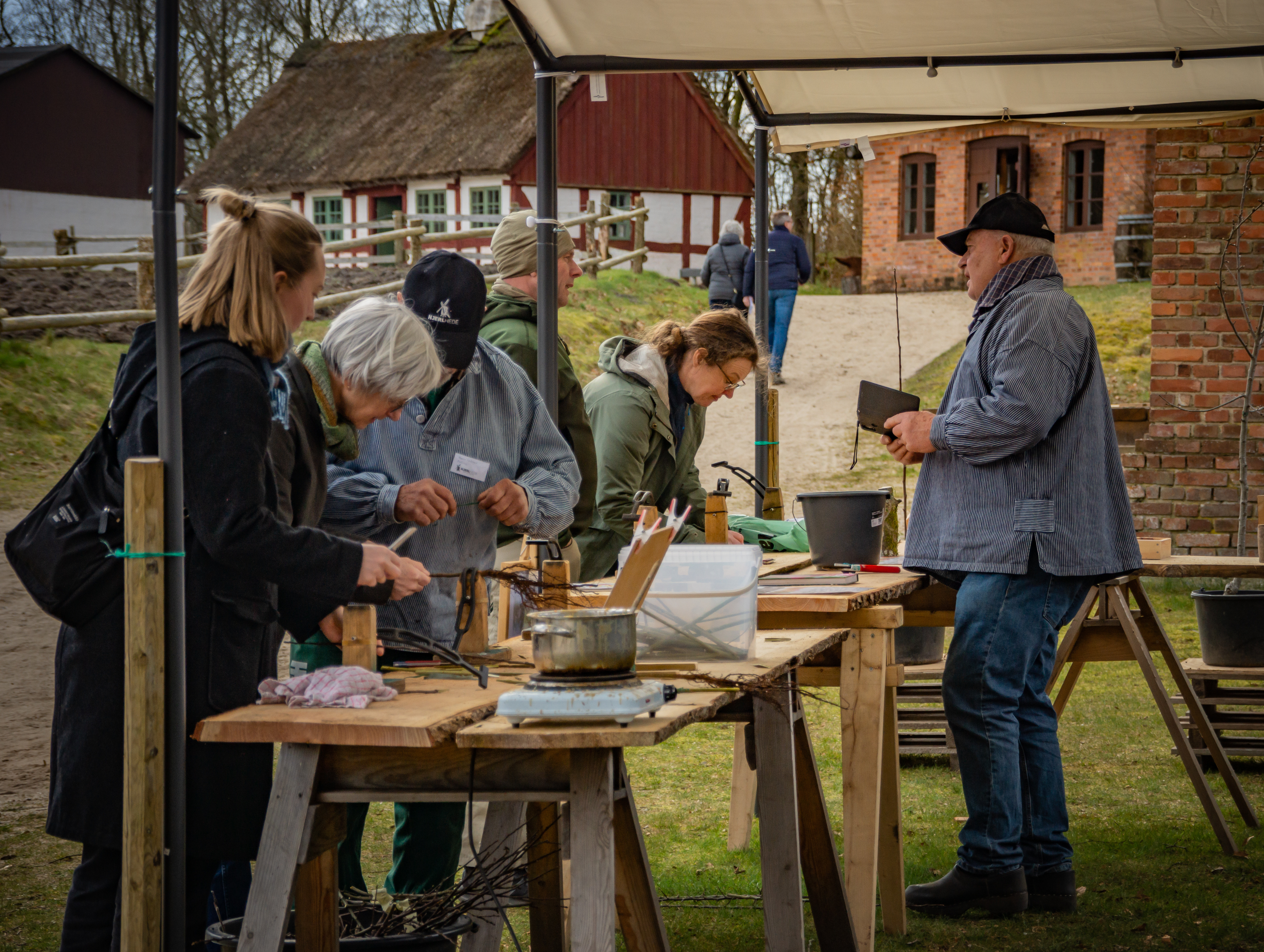 Æblepodning, fodring af dyr, håndarbejde og historisk undertøj