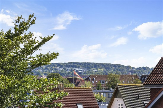 Velholdt murermestervilla med udsigt og stor grund