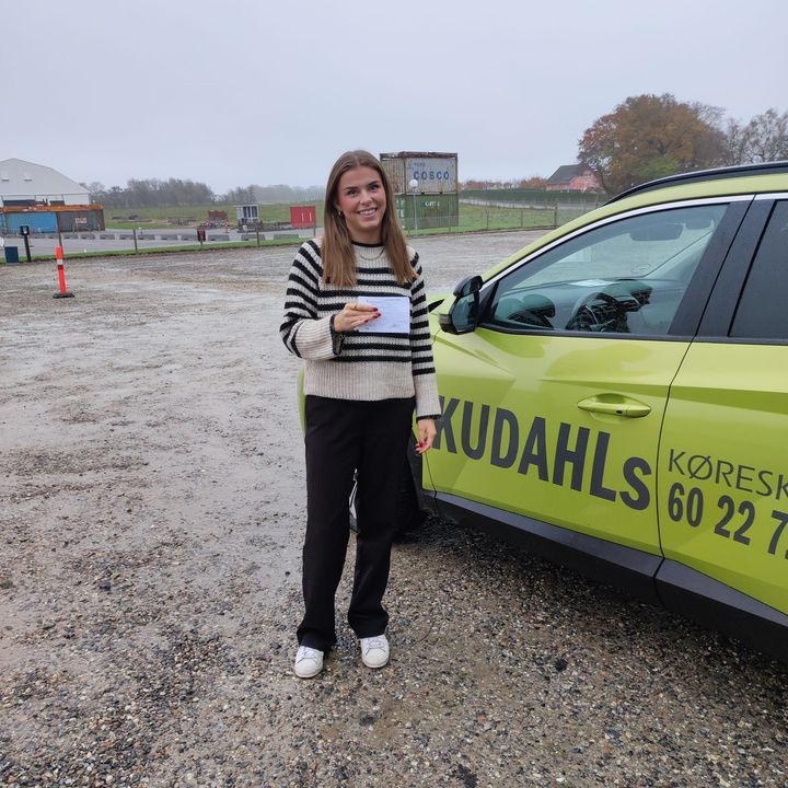 Yasmin bytter knallertkørekort til bilkørekort hos Kudahls Køreskole på kold mandag morgen