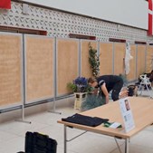 IRIS BLOMSTER deltager i DM i blomsterkunst på Odense Rådhus i weekenden – butikken lukker lørdag kl. 13.00