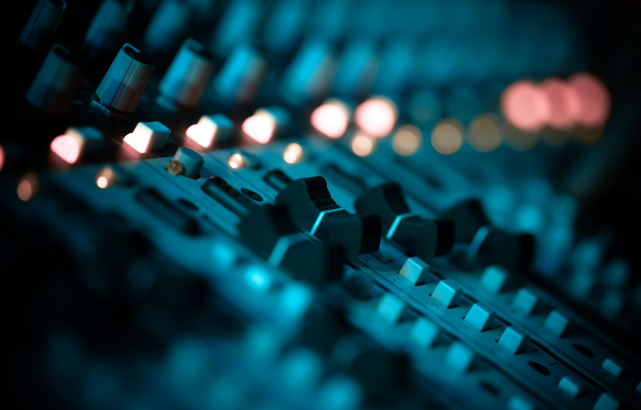 Elektroniske lyduniverser: Lydmor spiller på Posten i Odense