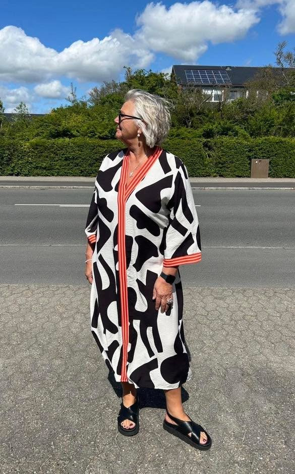 Rosengreen sælger smart kjole/jakke fra Costa Mani til nedsat pris