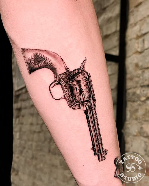Tattoo Studio 96 præsenterer unikt revolverdesign af Alexys
